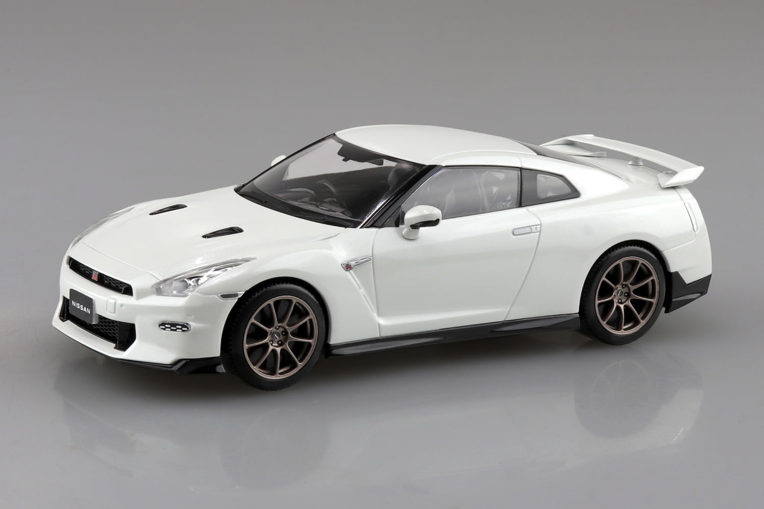 1/32　ニッサン R35 NISSAN GT-R 2024(ブリリアントホワイトパール)