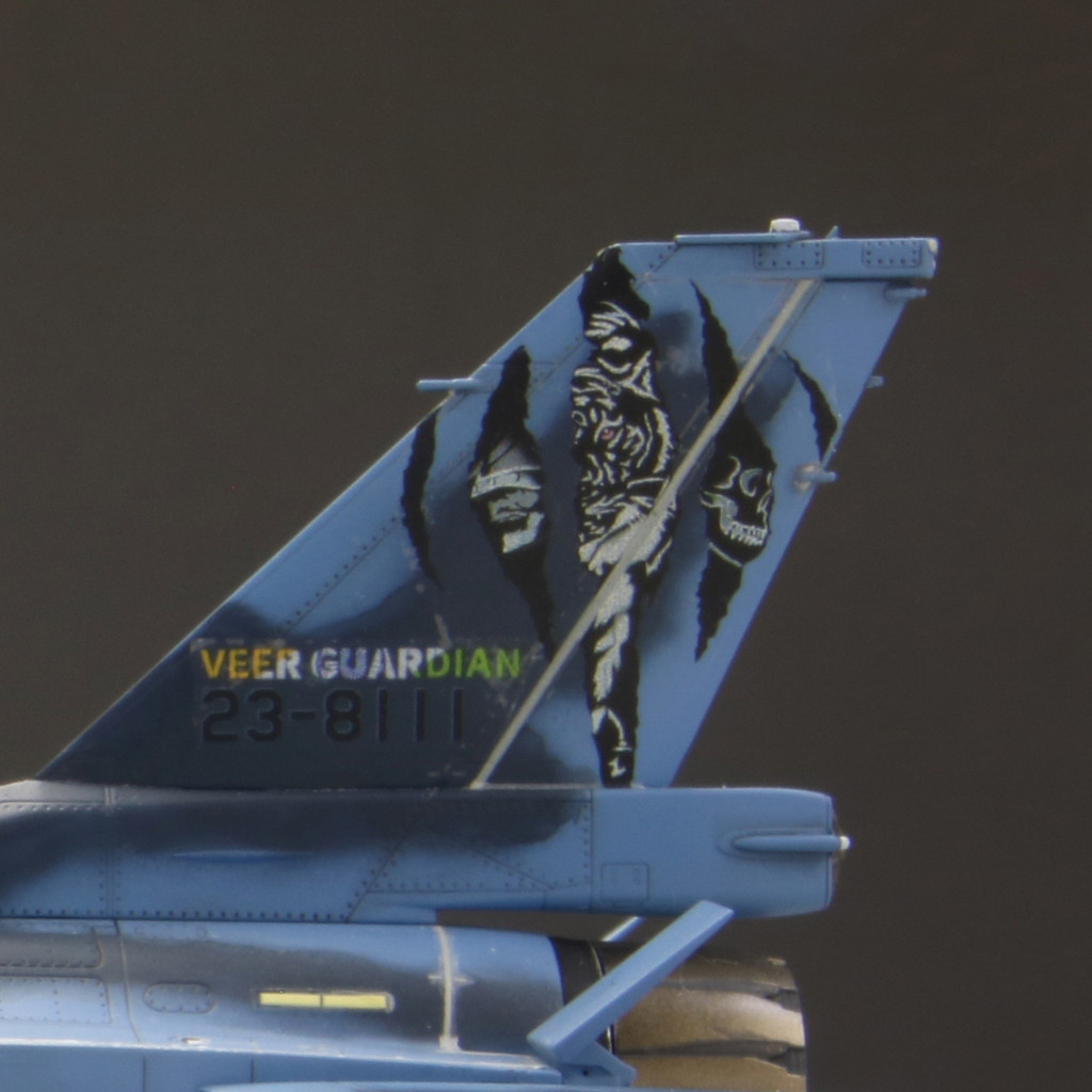 1/72　航空自衛隊 F-2B 戦闘機 “ヴィーア・ガーディアン23” - ウインドウを閉じる