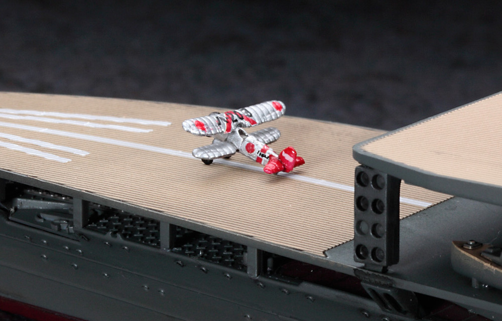 1/700　日本海軍 航空母艦 赤城 “三段甲板” w/艦載機セット（複葉機）
