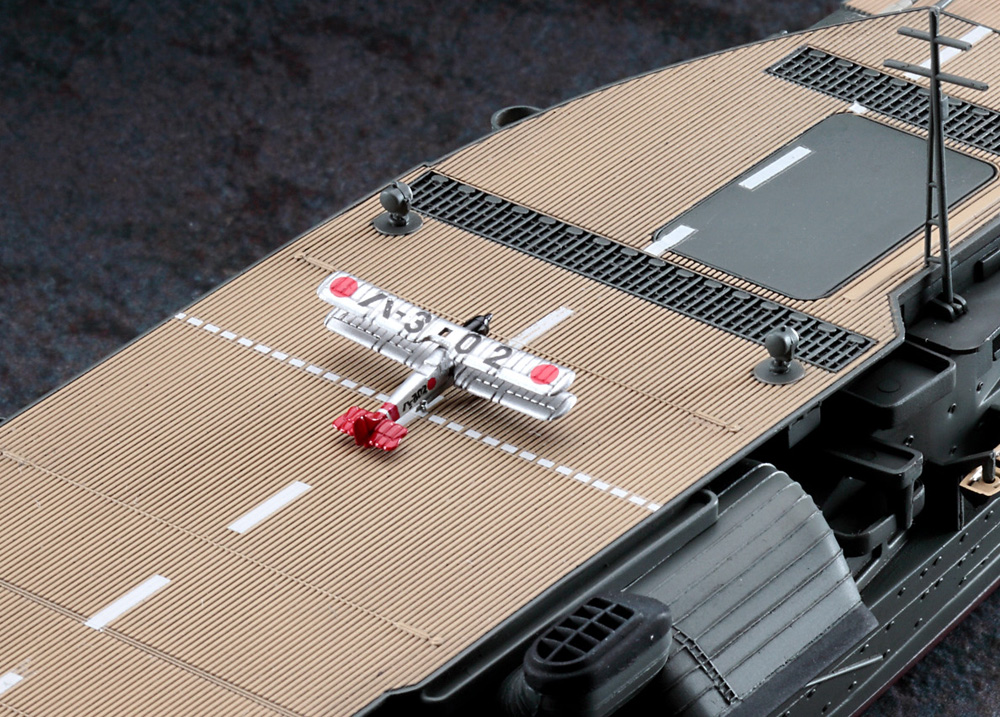 1/700　日本海軍 航空母艦 赤城 “三段甲板” w/艦載機セット（複葉機）
