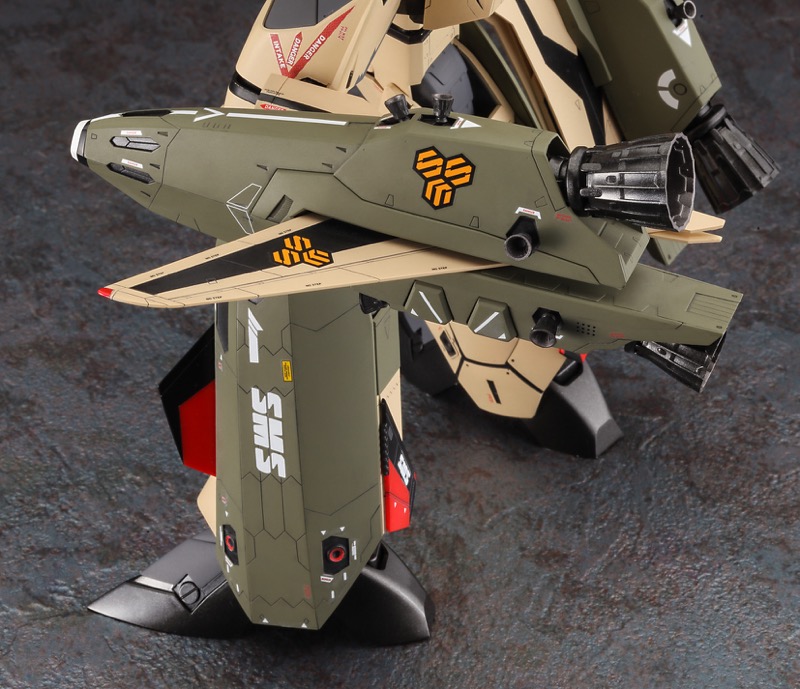 1/72　VF-19EF/A バトロイド イサム・スペシャル “マクロスF”