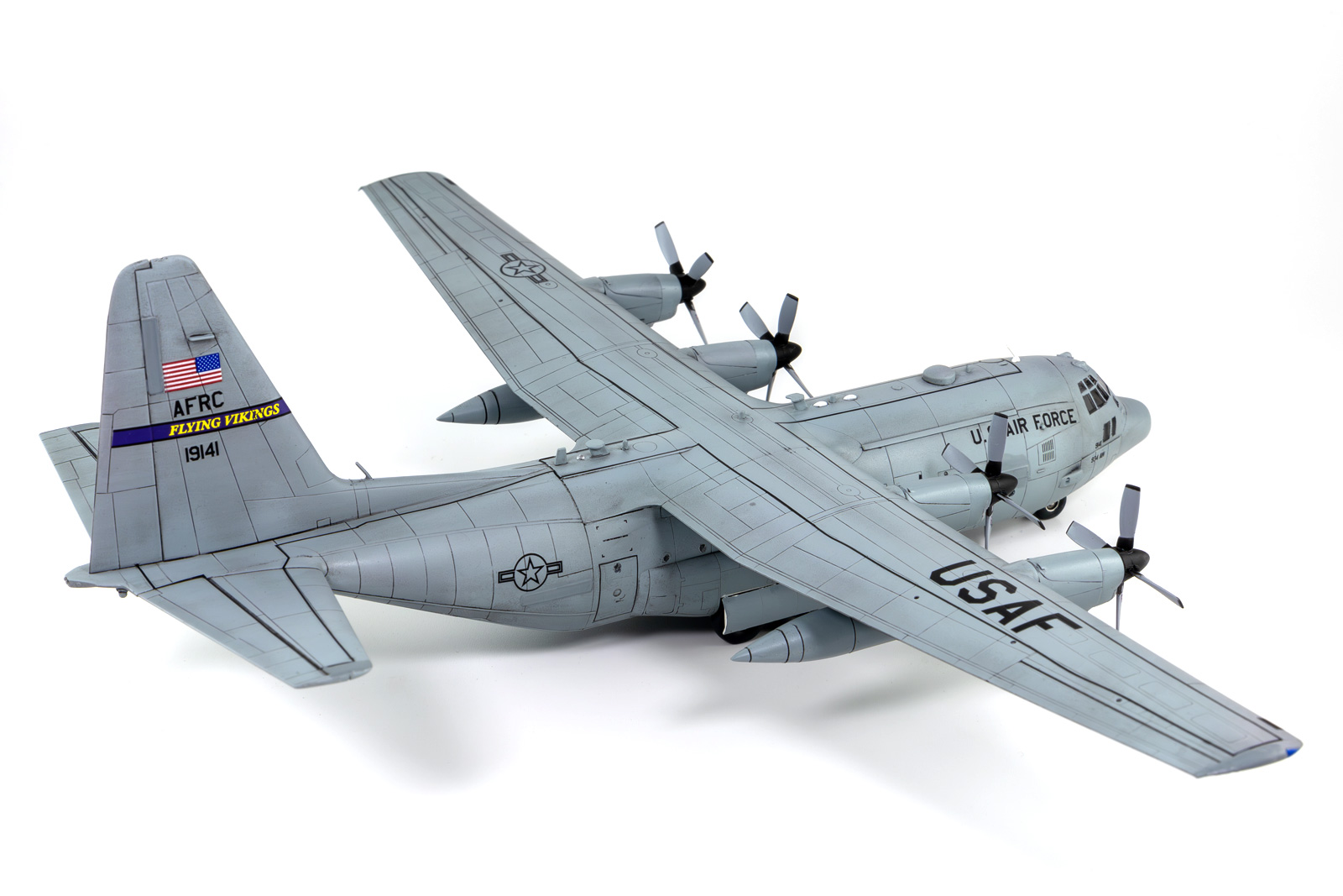 【予約する】　1/144 アメリカ空軍 C-130H輸送機