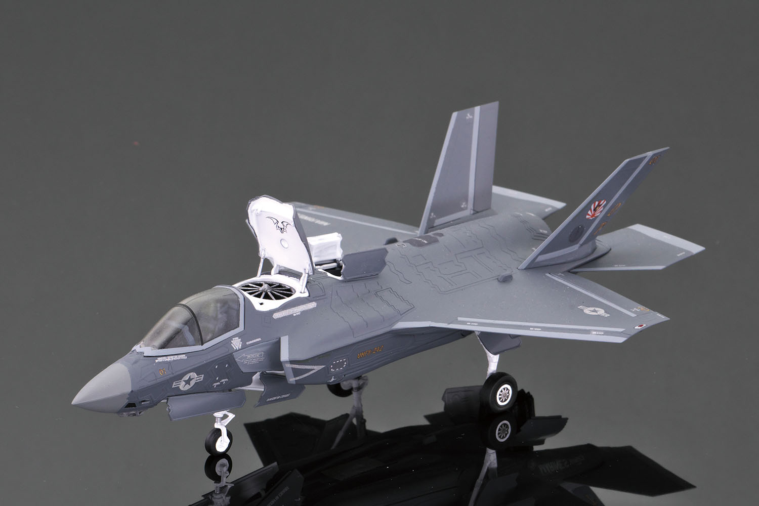 【予約する】　1/72 アメリカ海兵隊 F-35B ライトニングII 護衛艦 いずも/かが 着艦機