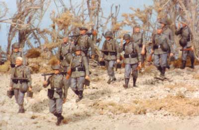【予約する】　1/72　行進する独軍擲弾兵と機関銃手・12体・1939-45